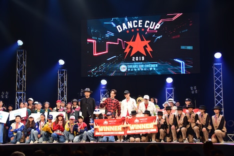 上段左からEXILE USA、EXILE TETSUYA、岩谷翔吾、浦川翔平。下段は優勝チーム。