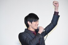 一言挨拶が盛り上がって喜ぶ岩永徹也。