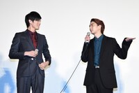 一言挨拶が盛り上がって喜ぶ岩永徹也（左）に、「俺たちが温めておいたおかげ！」と声をかける稲葉友（右）。