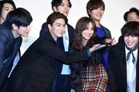 “ダウトポーズ”を長時間取り続ける堀田茜（前列左から3人目）を気遣い、下からそっと支える稲葉友（前列左から2人目）。