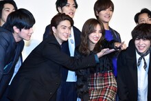 “ダウトポーズ”を長時間取り続ける堀田茜（前列左から3人目）を気遣い、下からそっと支える稲葉友（前列左から2人目）。