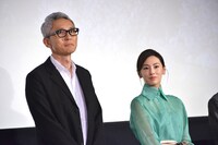 左から松重豊、北川景子。