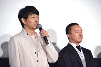 左から山中崇、濱田岳。