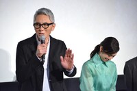 左から松重豊、北川景子。