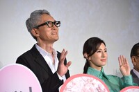 左から松重豊、北川景子。