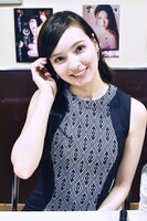 上野オークラ劇場公開記念舞台挨拶恒例の写真撮影タイムでポーズを取る西田カリナ。