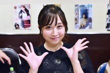 上野オークラ劇場公開記念舞台挨拶恒例の写真撮影タイムでポーズを取るきみと歩実。