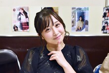 上野オークラ劇場公開記念舞台挨拶恒例の写真撮影タイムでポーズを取るきみと歩実。