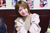 上野オークラ劇場公開記念舞台挨拶恒例の写真撮影タイムでポーズを取る星美りか。