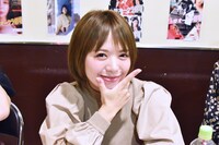 上野オークラ劇場公開記念舞台挨拶恒例の写真撮影タイムでポーズを取る星美りか。