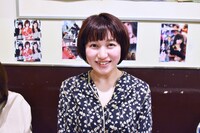 上野オークラ劇場公開記念舞台挨拶恒例の写真撮影タイムで笑顔を見せる後藤つき。