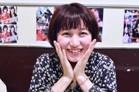 上野オークラ劇場公開記念舞台挨拶恒例の写真撮影タイムでポーズを取る後藤つき。