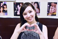 上野オークラ劇場公開記念舞台挨拶恒例の写真撮影タイムでハートマークを作る西田カリナ。