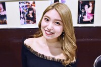 上野オークラ劇場公開記念舞台挨拶恒例の写真撮影タイムでポーズを取る松岡美空。