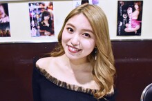 上野オークラ劇場公開記念舞台挨拶恒例の写真撮影タイムでポーズを取る松岡美空。