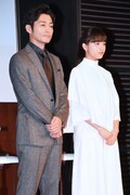 左から安田顕、清原果耶。