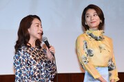 左から原田美枝子、小池栄子。