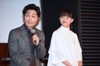 左から安田顕、清原果耶。