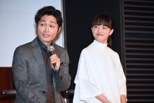 左から安田顕、清原果耶。