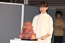 ローストビーフケーキを運ぶ清原果耶。