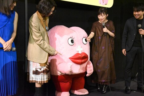 サムズアップする生理ちゃん（中央）。