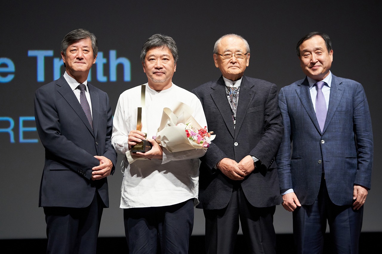 第24回釜山国際映画祭より、「今年のアジア映画人賞」授賞式の様子。左から2番目が是枝裕和。