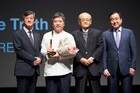 是枝裕和がアジア映画人賞の授賞式に登壇「対立超えて映画をつないでいけたら」