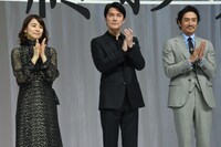 左から石田ゆり子、福山雅治、伊勢谷友介。