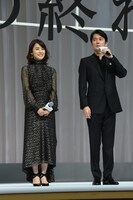 左から石田ゆり子、福山雅治。