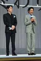 左から福山雅治、伊勢谷友介。