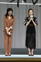 左から板谷由夏、桜井ユキ。