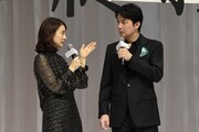 左から石田ゆり子、福山雅治。