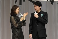 左から石田ゆり子、福山雅治。