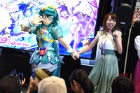 手をつないで登場したキュアミルキー（左）と小原好美（右）。