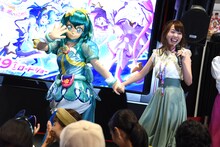 手をつないで登場したキュアミルキー（左）と小原好美（右）。