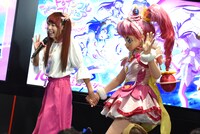 手をつないで登場した成瀬瑛美（左）とキュアスター（右）。