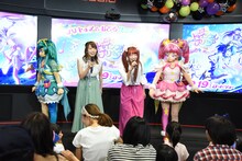 左からキュアミルキー、小原好美、成瀬瑛美、キュアスター。