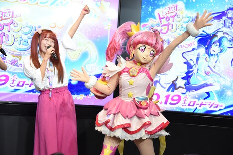 名乗りを披露する成瀬瑛美（左）とキュアスター（右）。