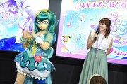 名乗りを披露するキュアミルキー（左）と小原好美（右）。