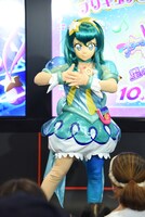 子供たちにダンスを教えるキュアミルキー。