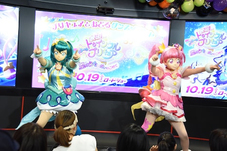 子供たちにダンスを教えるキュアミルキー（左）とキュアスター（右）。