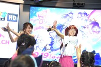 子供たちと一緒に踊る小原好美（左）と成瀬瑛美（右）。