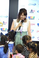 子供たちに囲まれる小原好美。