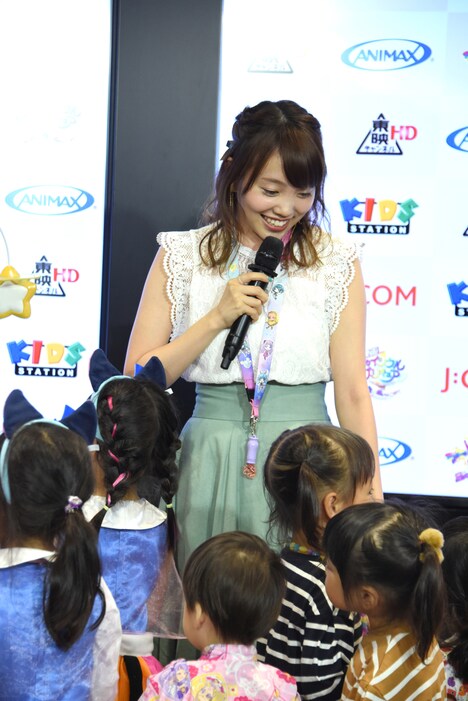 子供たちに囲まれる小原好美。