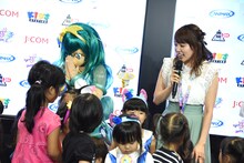 子供たちに囲まれるキュアミルキー（左）と小原好美（右）。