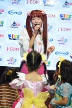 子供たちに囲まれる成瀬瑛美。