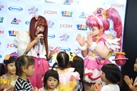 子供たちに囲まれる成瀬瑛美（左）とキュアスター（右）。