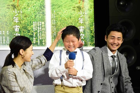 藤原颯音（中央）をなでる井上真央（左）と毎熊克哉（右）。