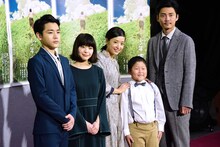 「少年寅次郎」試写会にて、左から泉澤祐希、岸井ゆきの、井上真央、藤原颯音、毎熊克哉。