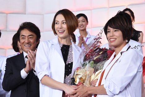 左から市村正親、米倉涼子、松本薫氏。